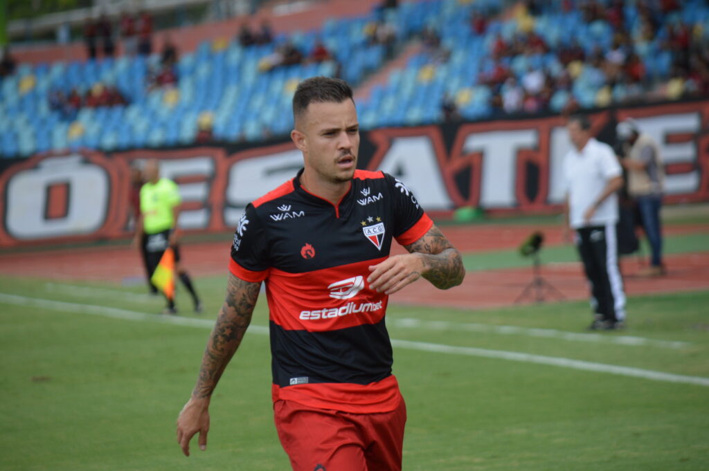 Gustavo Ferrareis, meia do Atlético-GO.